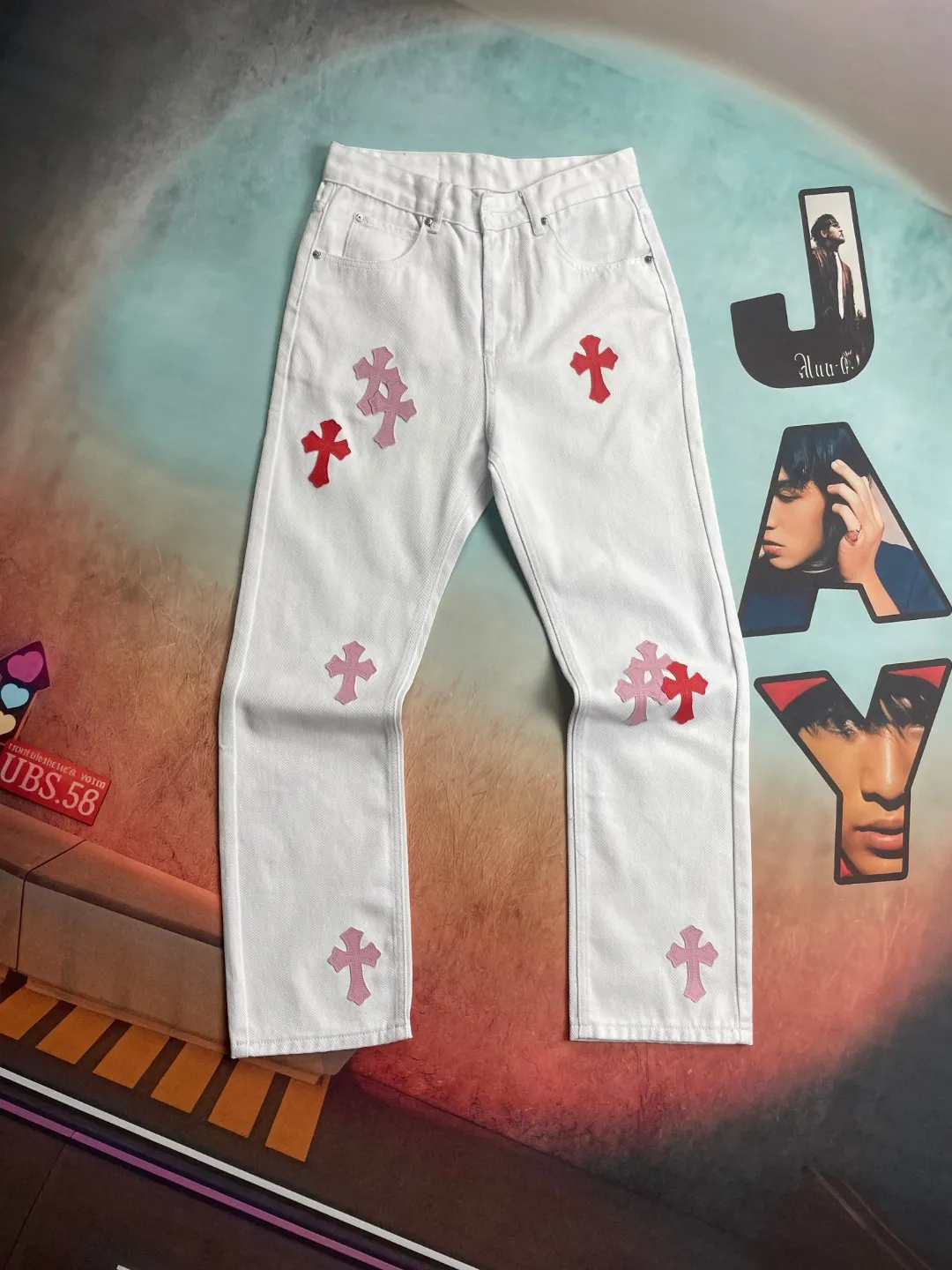 🅿️240 🔘Style No.-KL122 🔘Cro Heart𝐂𝐡𝐫𝐨𝐦𝐞 𝐇𝐞𝐚𝐫𝐭 Miami high street white pink cross patchwork leather retro straight jeans* are carefully crafted with top-notch heavy-duty washing technology, and every process is dedicated to ingenuity. The calfskin is precisely laser-cut and turned into exquisite crosses, showing a luxurious texture in every detail. Paired with distressed silver hardware, the retro charm and fashion style are cleverly blended. The straight-leg design is a unique one, instantly slimming the upper body, modifying the lines of the legs, and showing a neat and capable temperament. From fabric selection to craftsmanship, every step is strictly controlled to show high-end quality and be clearly distinguished from ordinary products on the market. It is tailor-made for you who pursue the ultimate fashion.  Size: S M L XL (28.30.32.34) Color: white and pink